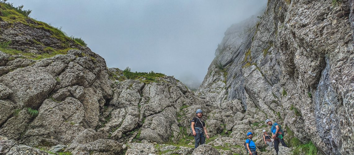 valea costilei carpatism bucegi